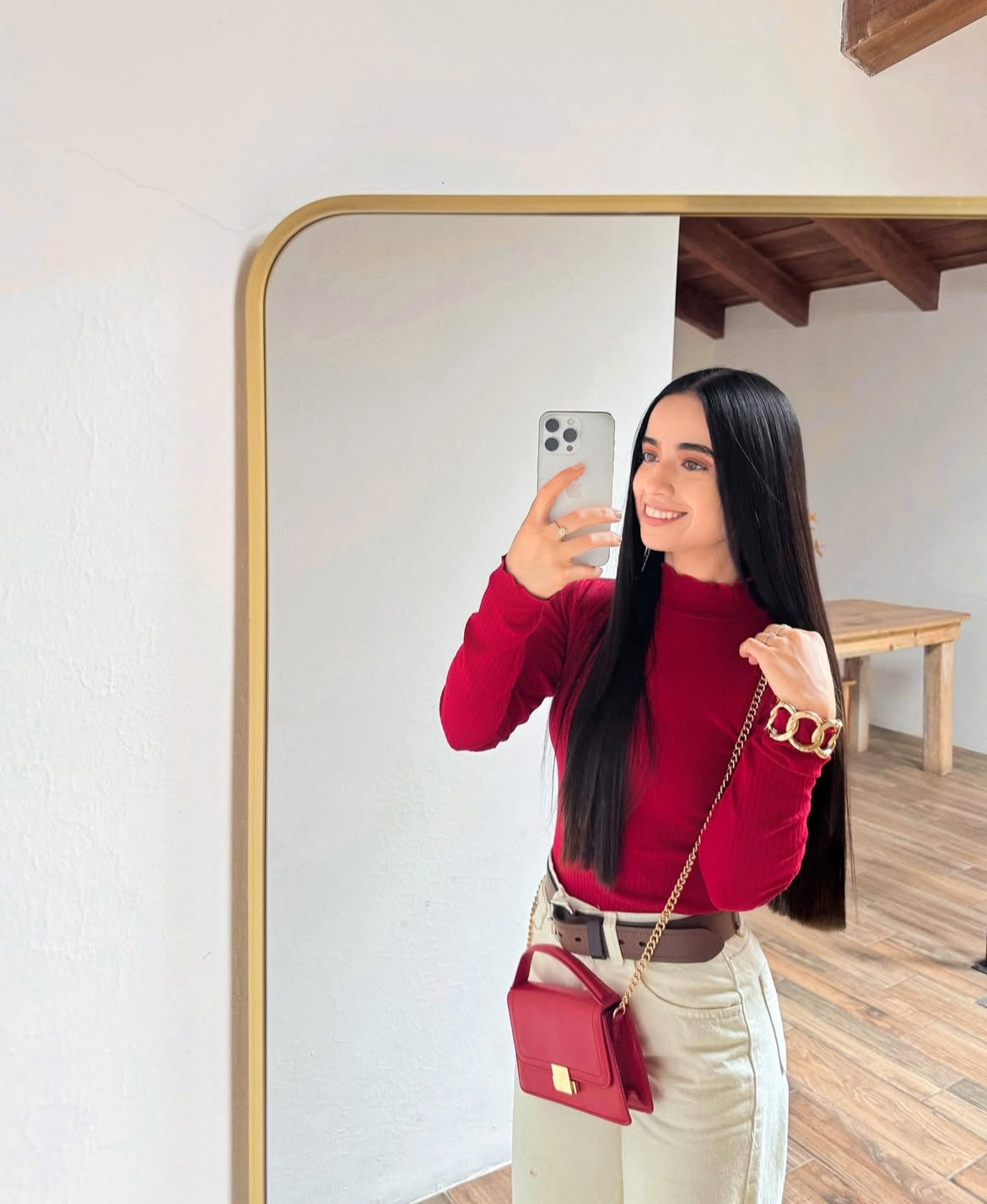 Blusa de algodón especial, cuello alto, en tonalidad rojo.