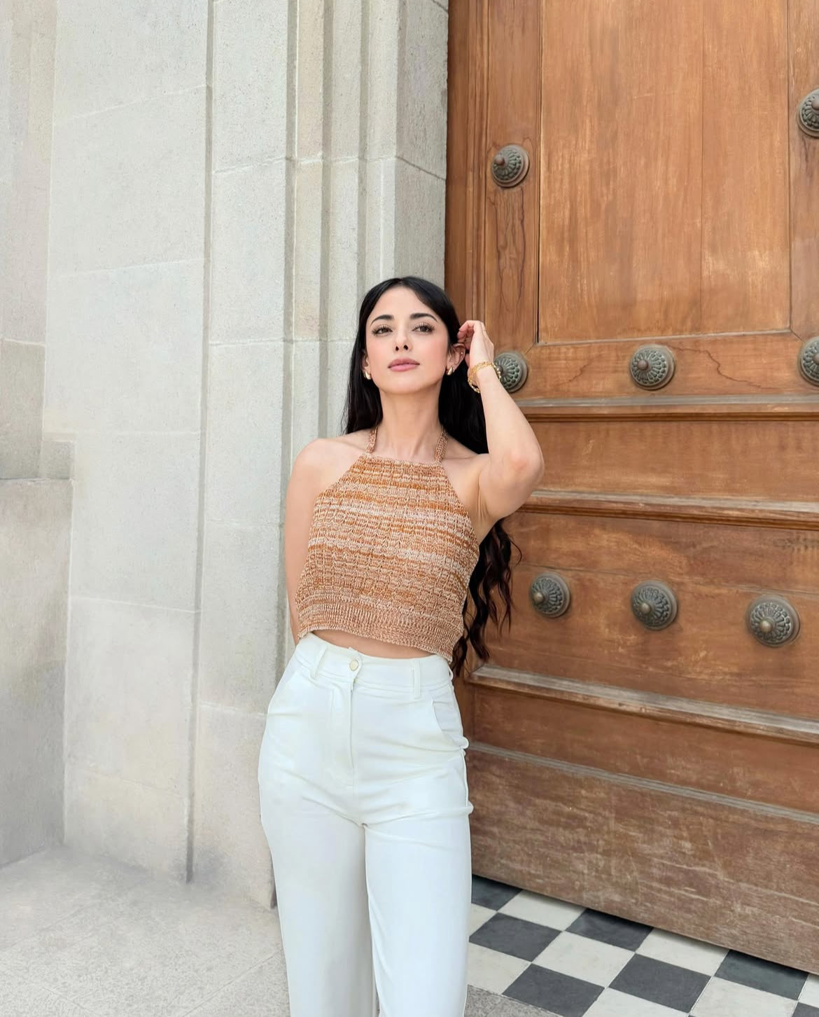 Blusa especial, tejida, descubierta por la espalda.