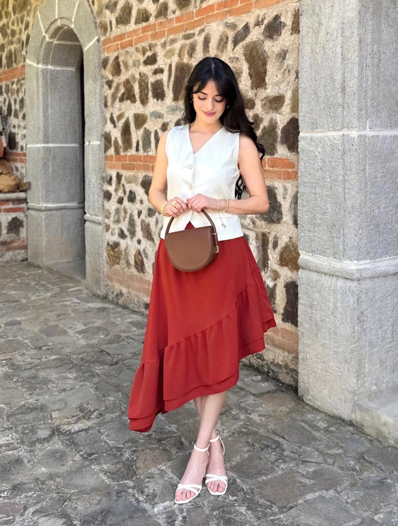 Falda larga, asimétrica, de algodón, color rojo ladrillo.