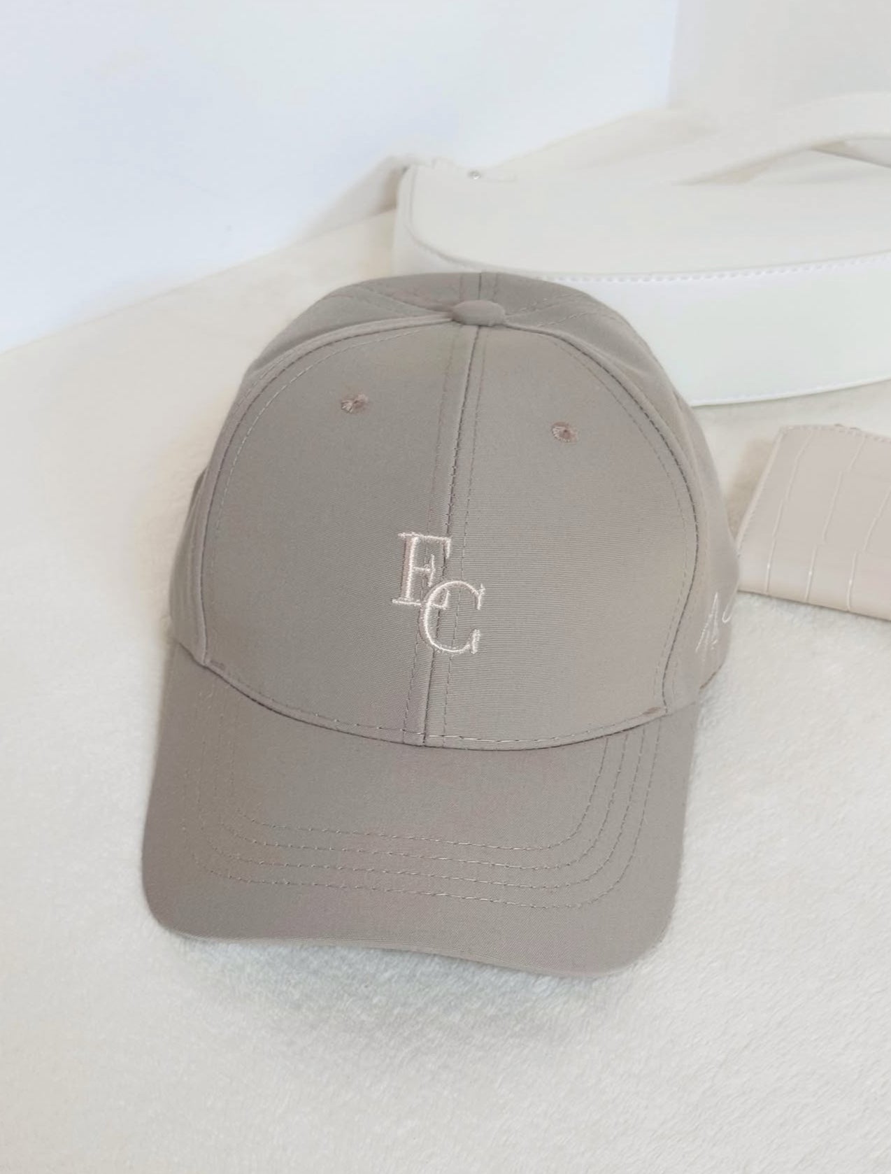 Gorra minimalista, con letras bordadas EC