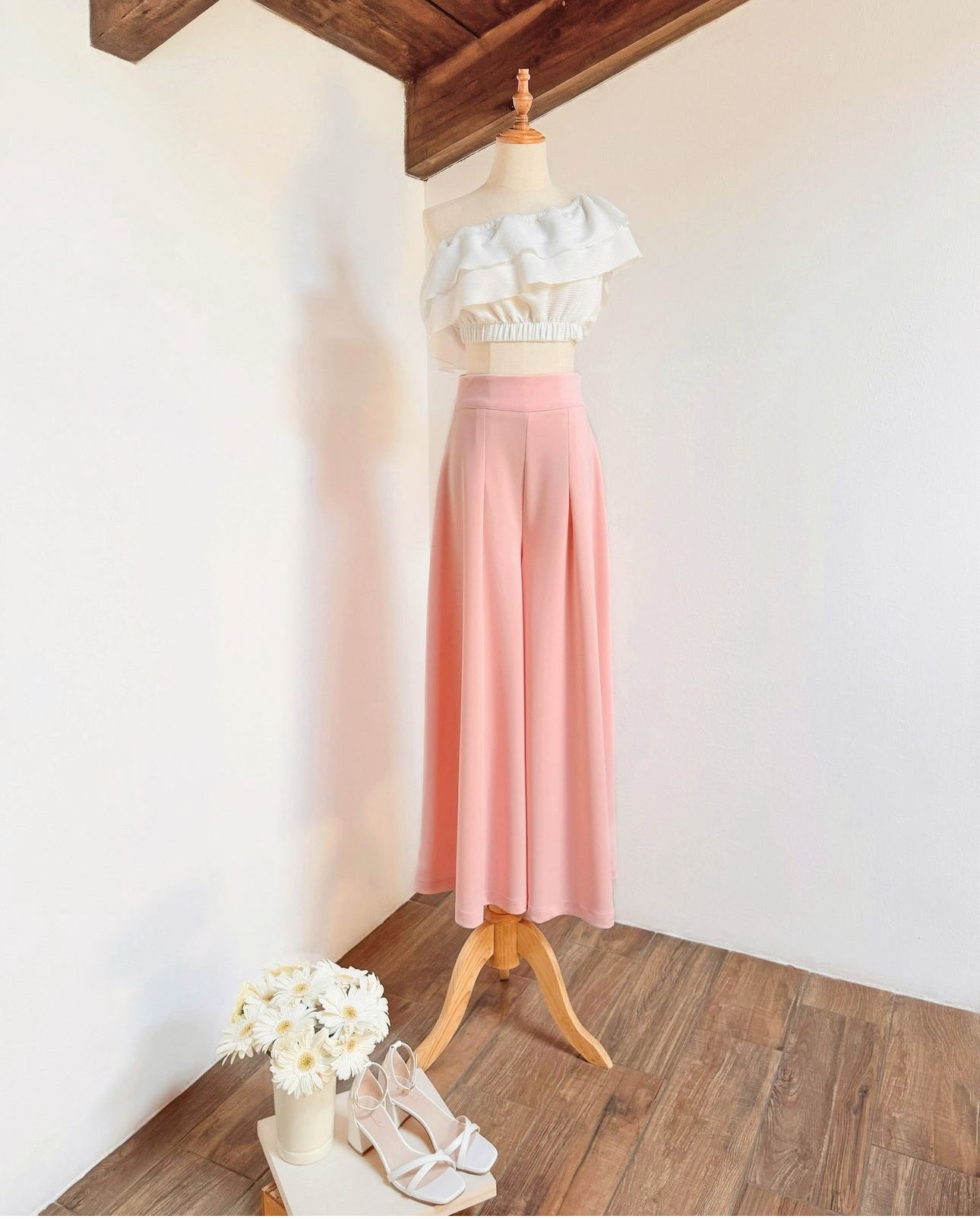 Pantalón estilo Palazzo, de campana extendida. Tela especial.