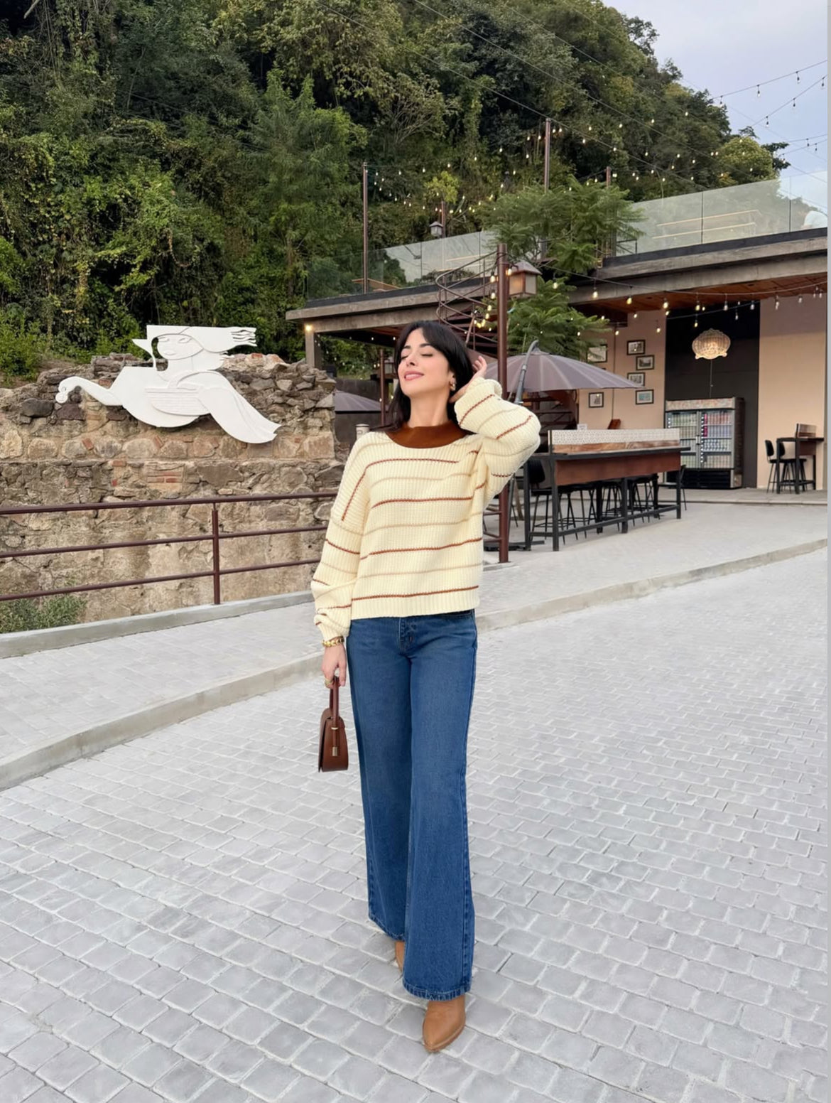 Suéter para dama, diseño especial estilo pull over, color crema con detalles cafés.