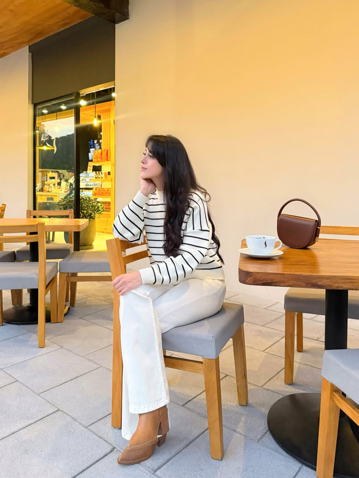 Pantalón estilo campana, de lona estrech, color crema.
