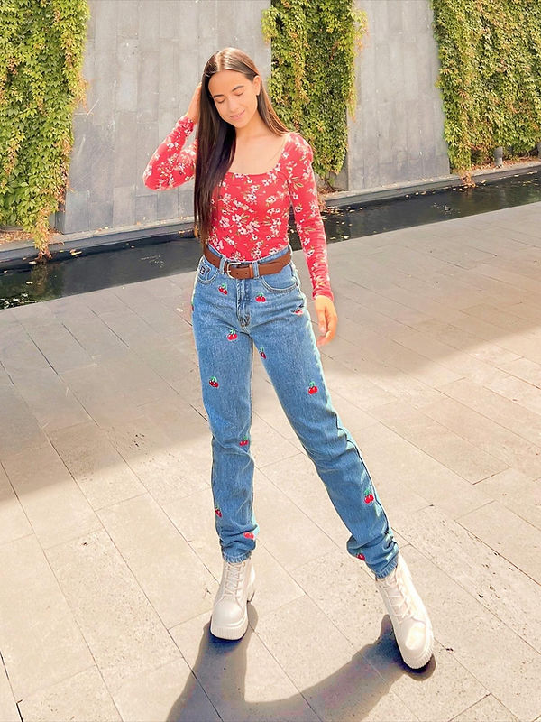 Pantalón estilo Mom Jeans de mezclilla con ¡Cerezas Bordadas!