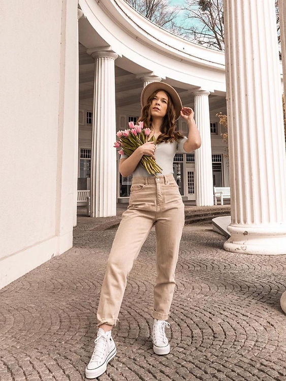 Pantalón estilo Mom Jeans de mezclilla, tonalidad beige