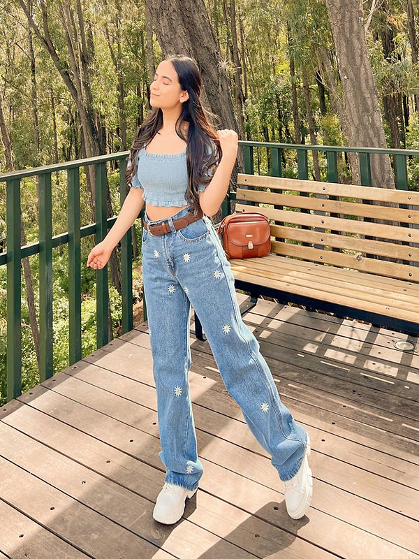 Pantalón estilo wide leg de mezclilla, con ¡Margaritas bordadas!