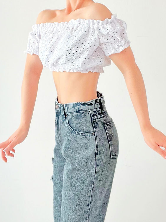 Pantalón estilo Mom Jeans de mezclilla, gris nevado rasgado