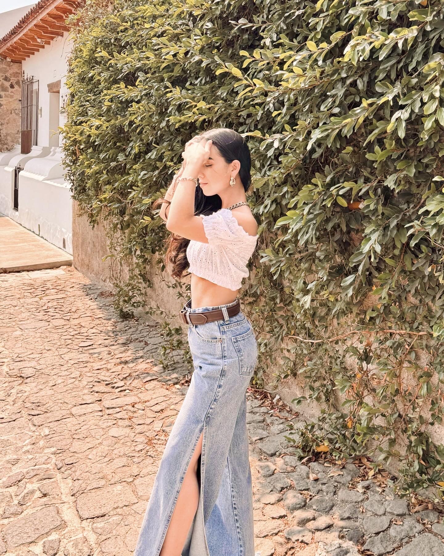 Pantalón estilo Wide Leg, con abertura prolongada