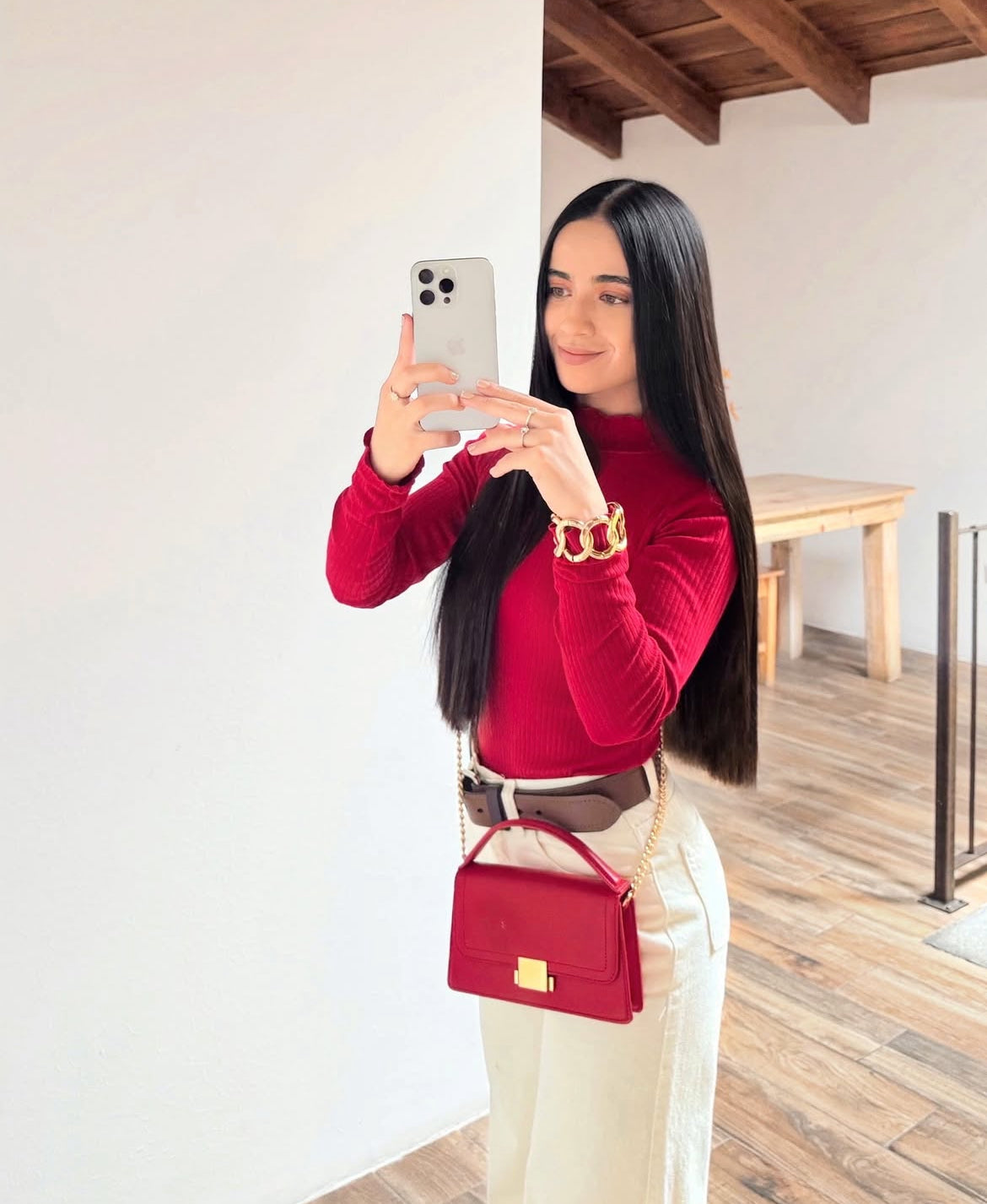 Blusa de algodón especial, cuello alto, en tonalidad rojo.