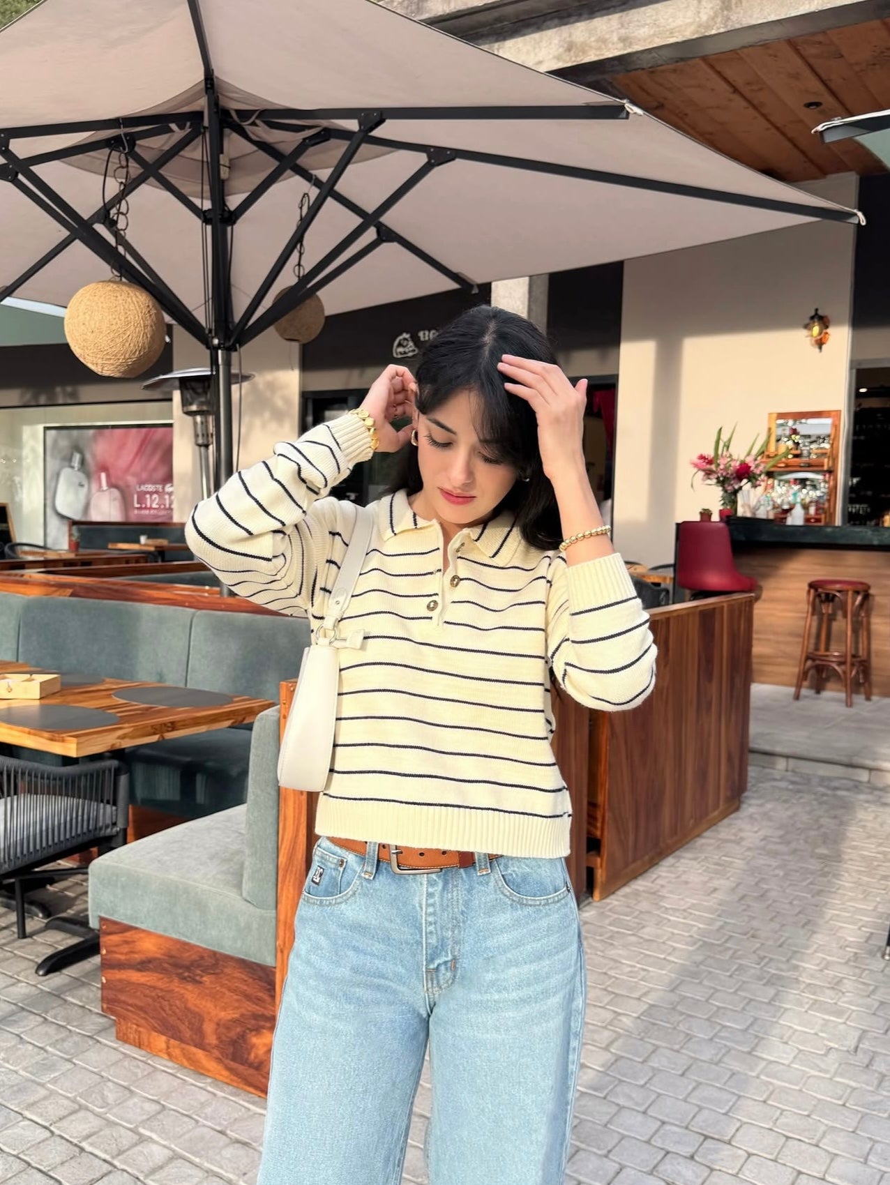 Suéter para dama, diseño especial, de lana, cuello formal y botones.