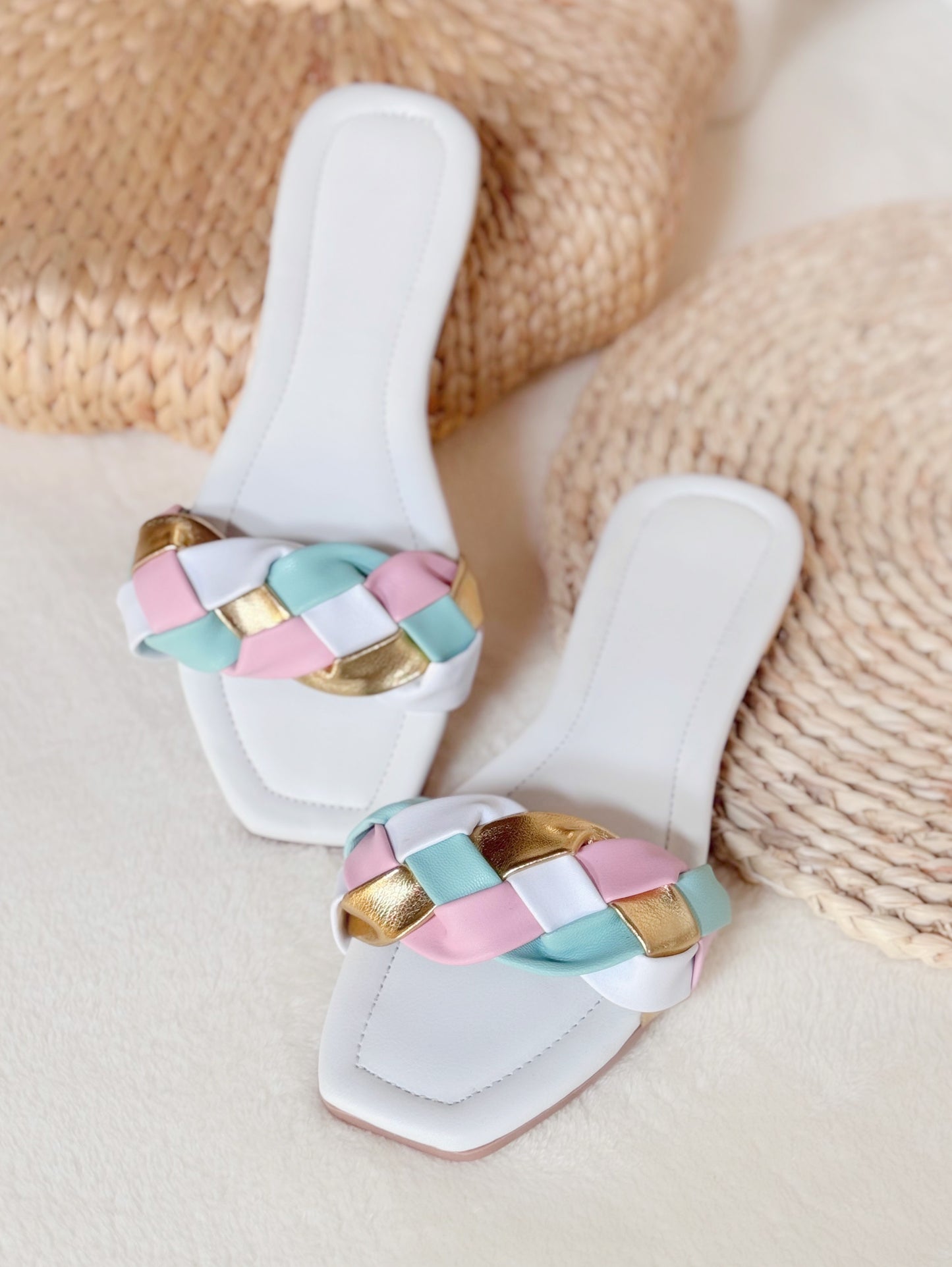 “Sutilmente bellas”. Calzado tipo sandalias, diseño especial y artesanal.