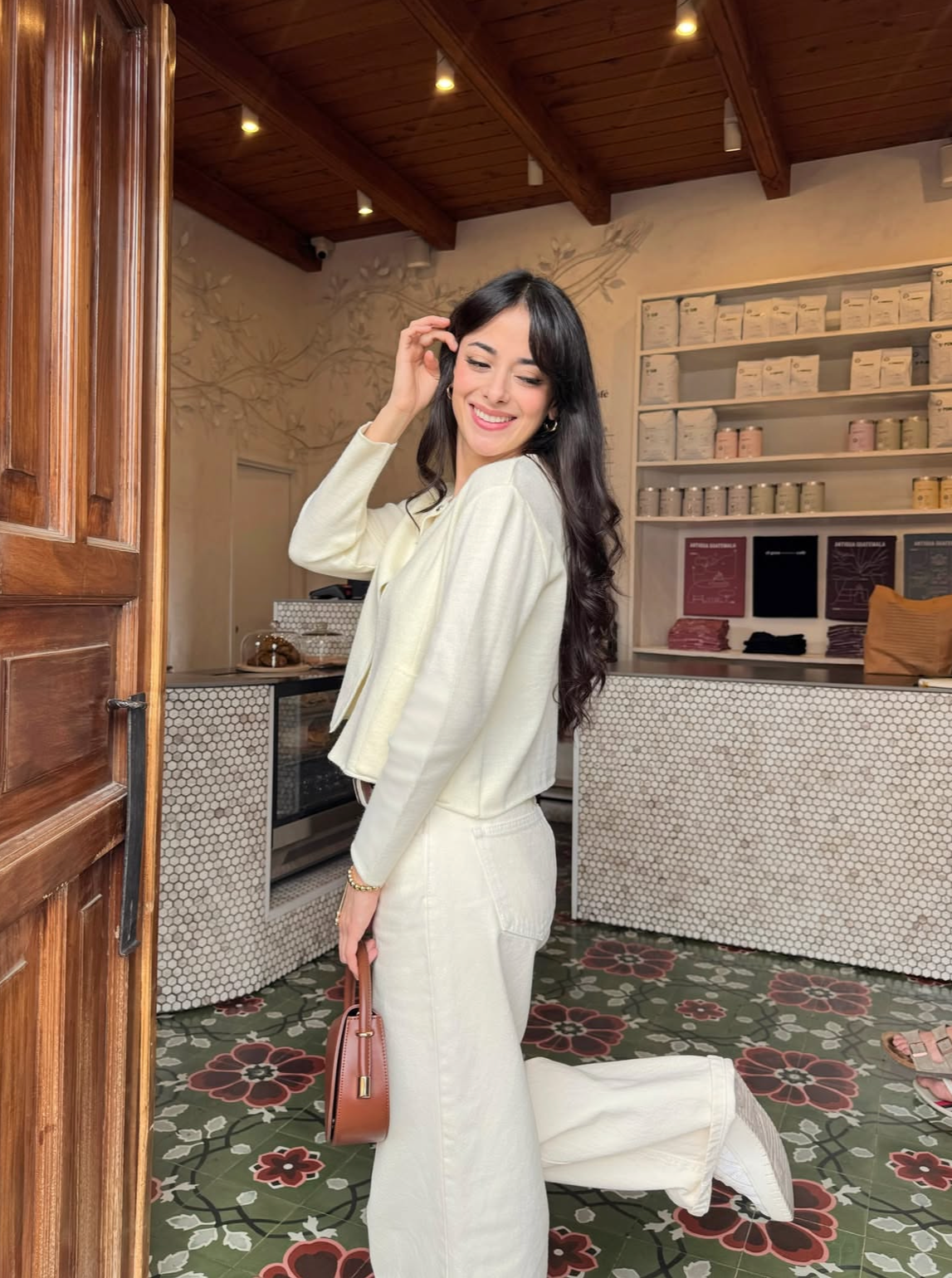 Pantalón estilo Wide Leg, cintura media, color crema.