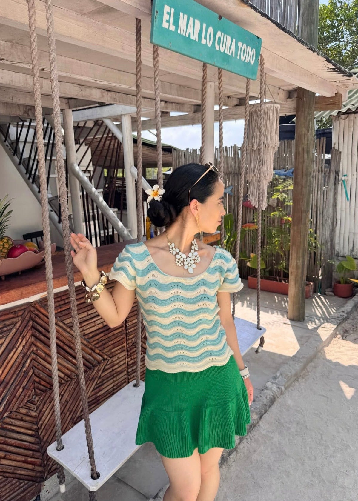 "Celeste Cielo", blusa tejida en tonalidad crema, con detalles asimétricos en celeste claro.