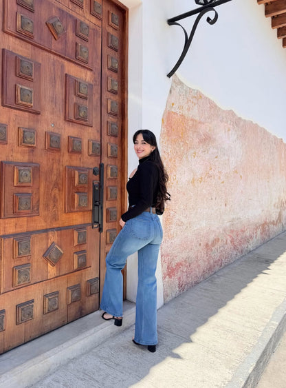 Pantalón estilo Wide Leg, edición especial, lona estrech, color celeste obscuro con degradado y bigotes.