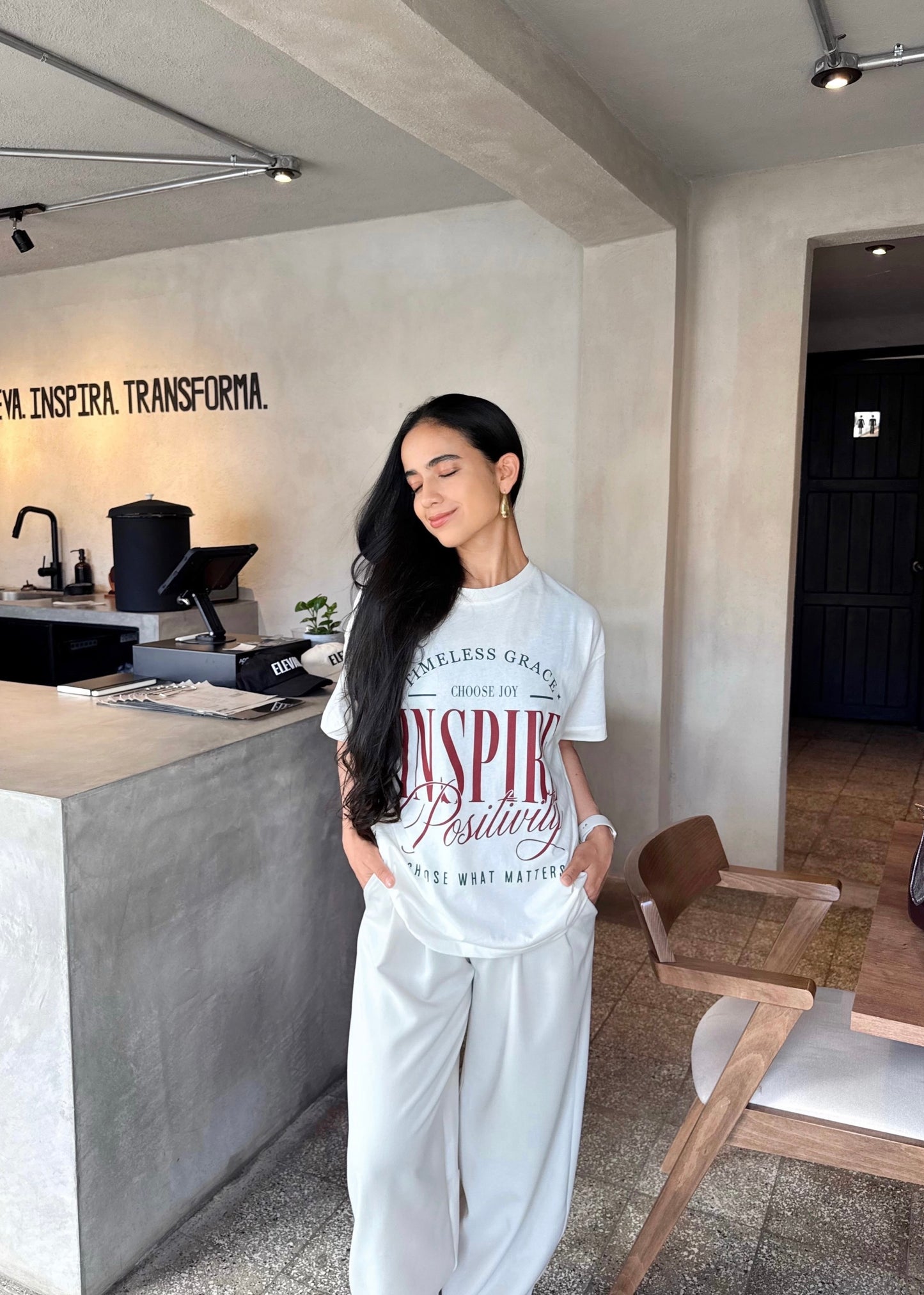 "Inspire Positivity", blusa tipo t-shirt, de edición especial, para dama, diseño oversize, tonalidad crema.