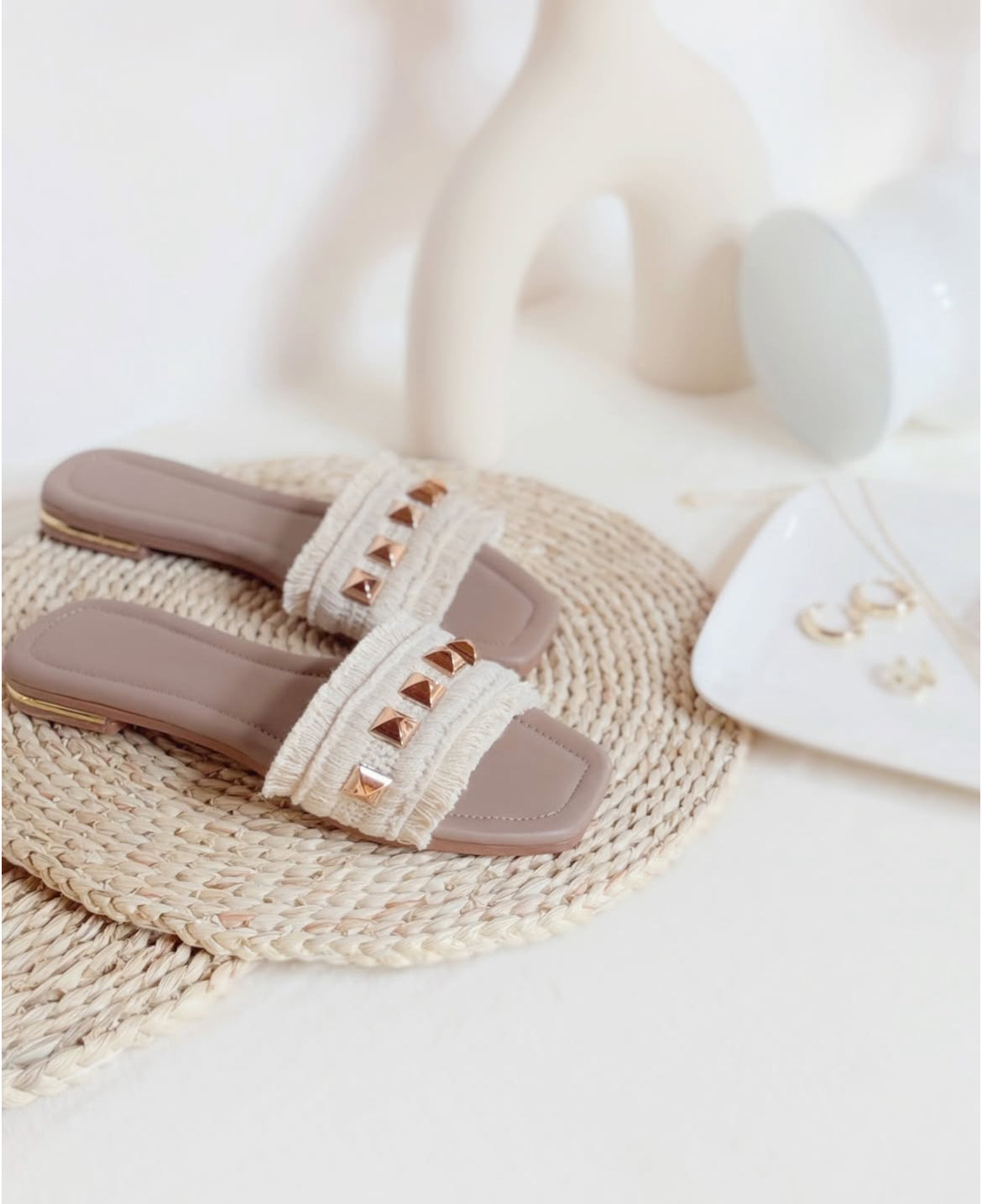 “Elegantes”. Calzado tipo sandalias, diseño especial y artesanal.