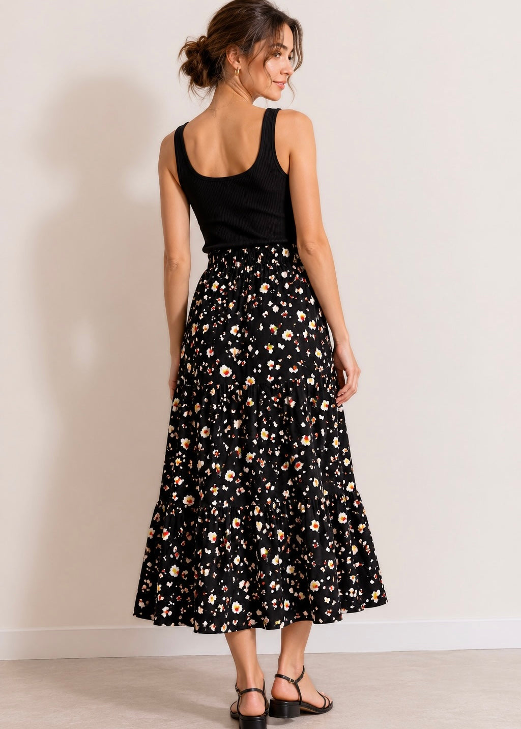 Falda de algodón, diseño tres tiempos, color negro con detalles blancos. Edición especial.