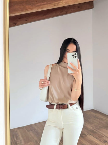 Blusa de algodón, sin mangas y cuello alto, color beige.