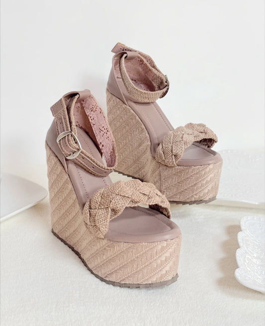 Sandalias con plataforma, de 12cm de altura, con diseño trenzado.