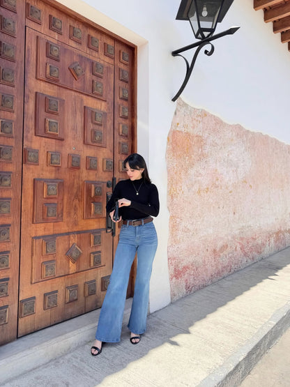 Pantalón estilo Wide Leg, edición especial, lona estrech, color celeste obscuro con degradado y bigotes.