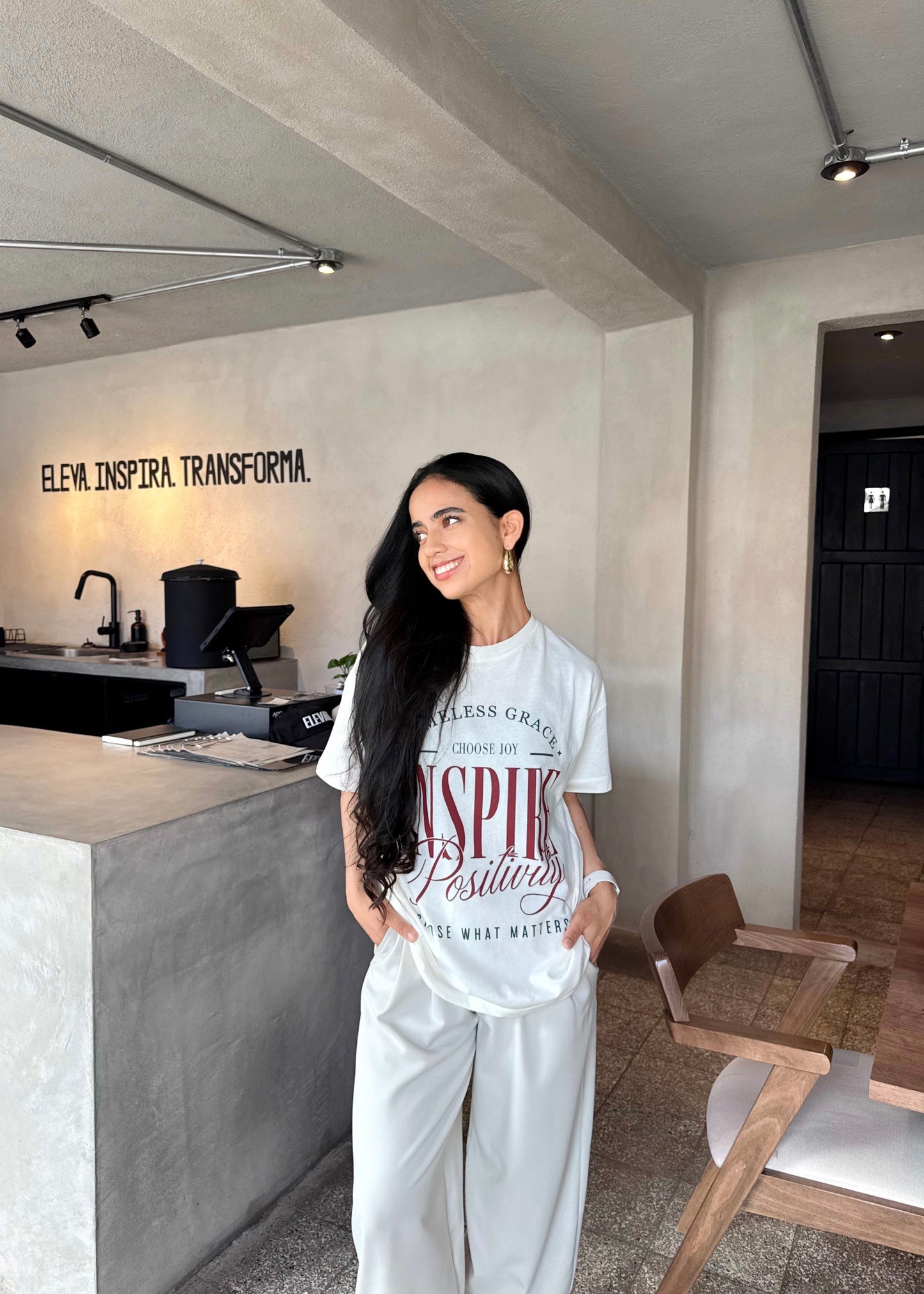 "Inspire Positivity", blusa tipo t-shirt, de edición especial, para dama, diseño oversize, tonalidad crema.
