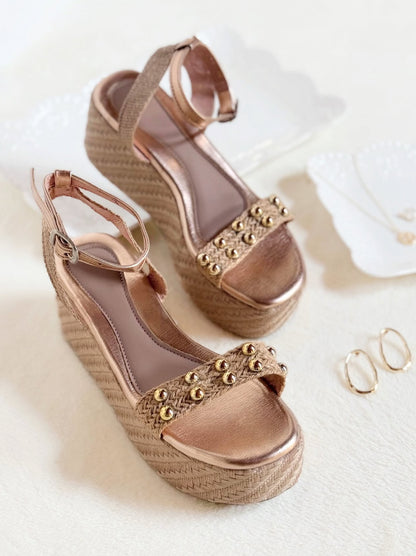 Sandalias con plataforma de 6cm de altura, color rosa dorado.