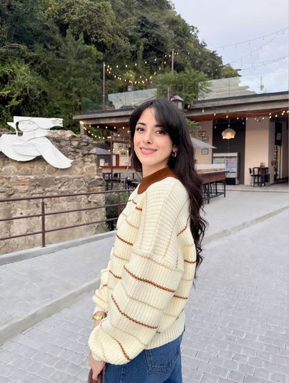 Suéter para dama, diseño especial estilo pull over, color crema con detalles cafés.