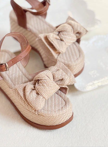 Sandalias con plataforma, de 6cm de altura, color beige con diseño de moña.