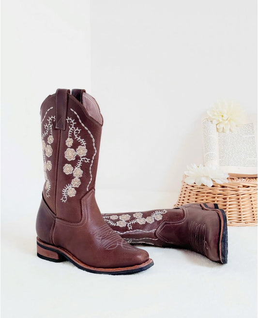 Botas vaqueras de cuero, con flores bordadas, diseño especial.