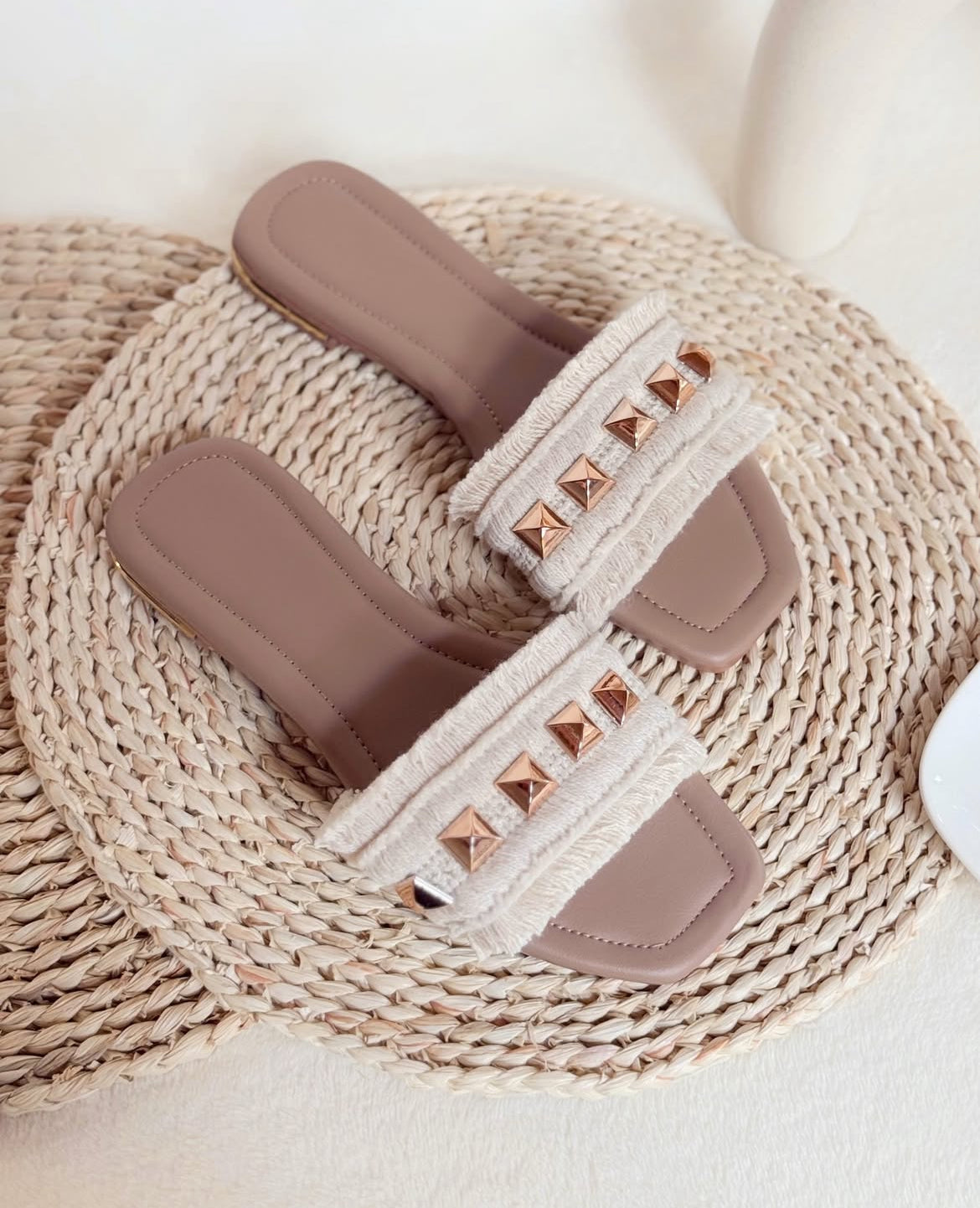 “Elegantes”. Calzado tipo sandalias, diseño especial y artesanal.
