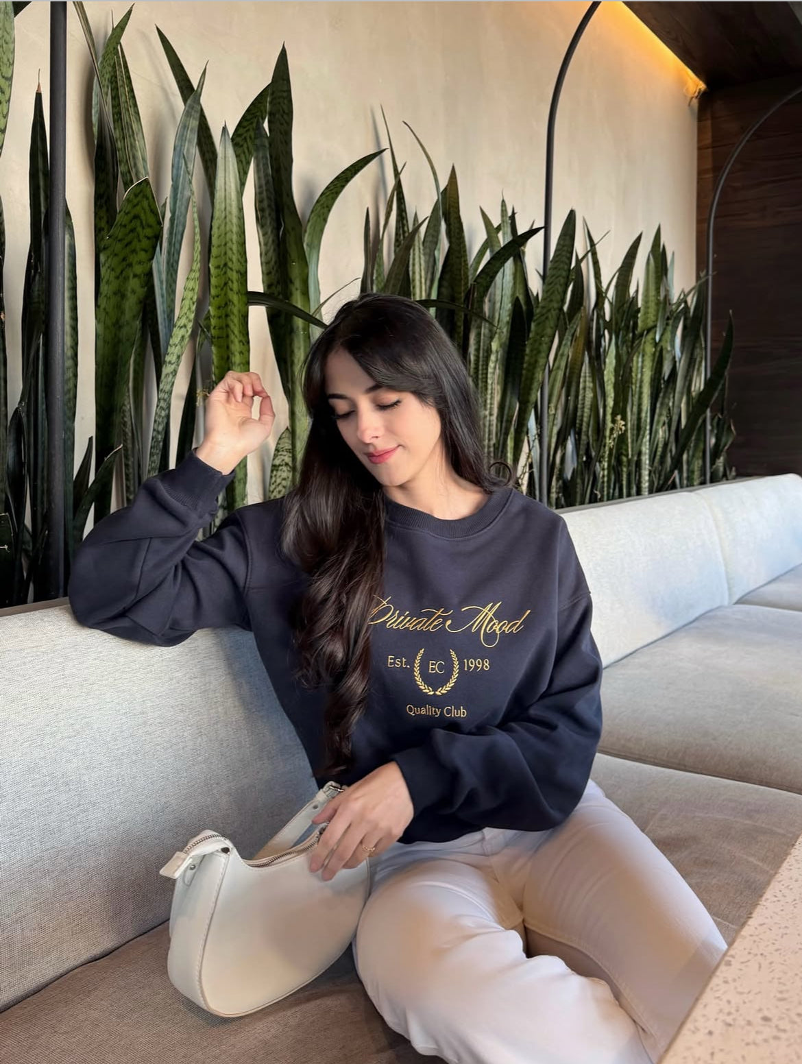 "Modo Privado", suéter de edición especial, estilo hoodie, para dama, color azul obscuro.