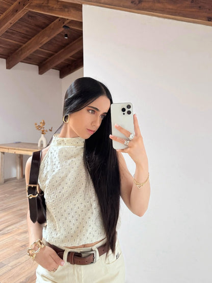 Blusa de algodón, sin mangas y cuello alto de encaje.