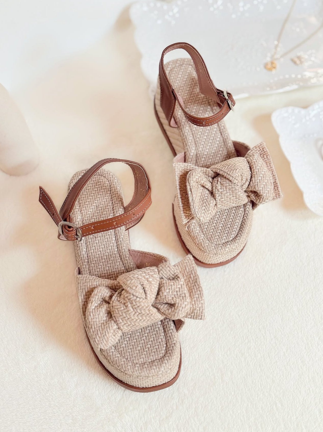 Sandalias con plataforma, de 6cm de altura, color beige con diseño de moña.