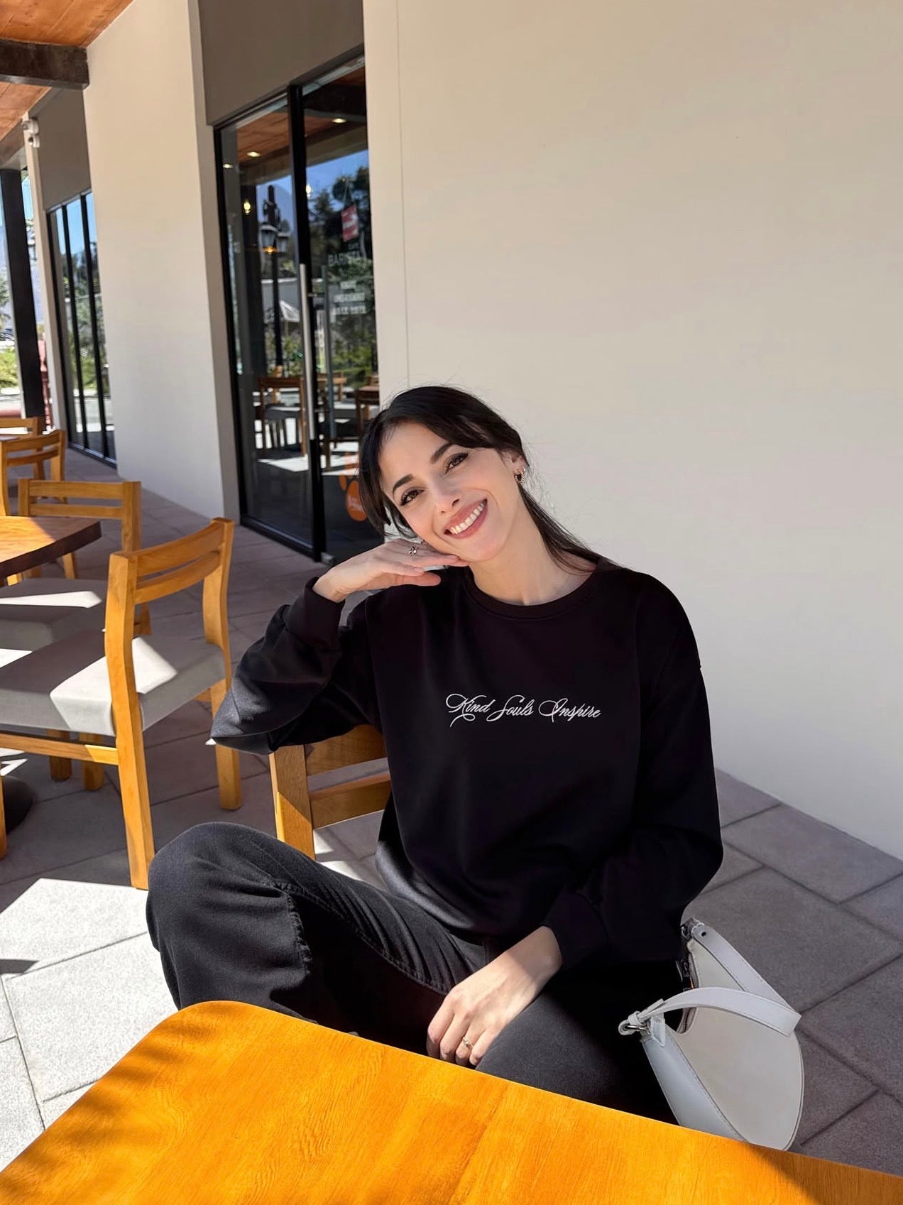 "Las almas amables inspiran", suéter para dama, estilo hoodie, de tela especial color negro.