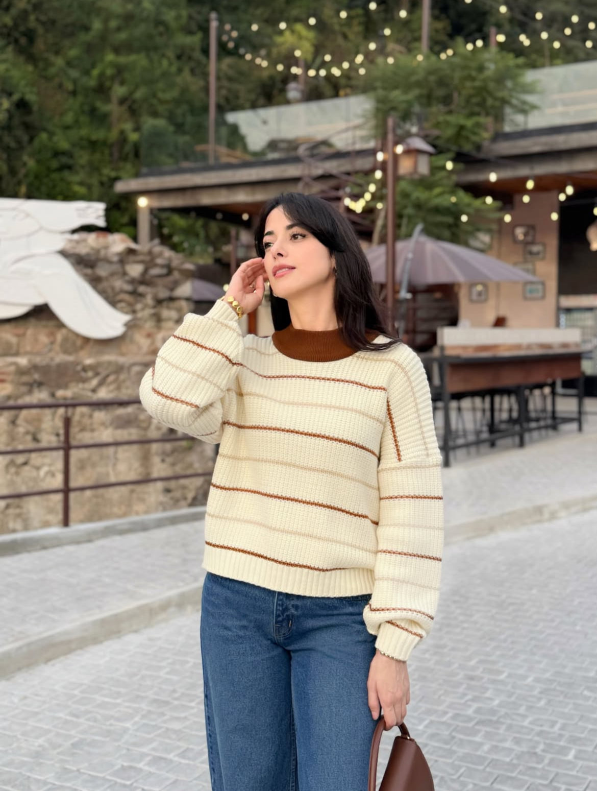 Suéter para dama, diseño especial estilo pull over, color crema con detalles cafés.