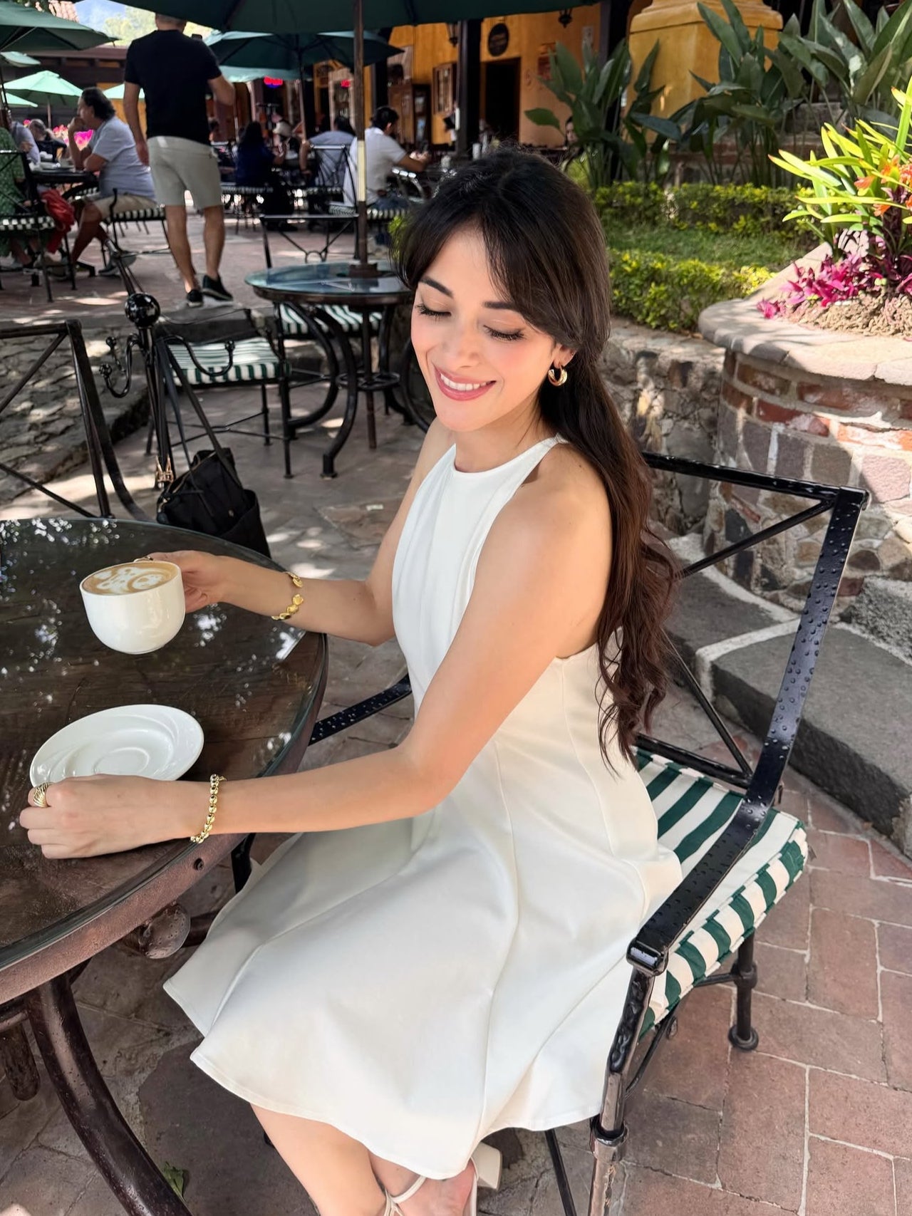 Vestido corto, de algodón, diseño de campana, sin mangas.