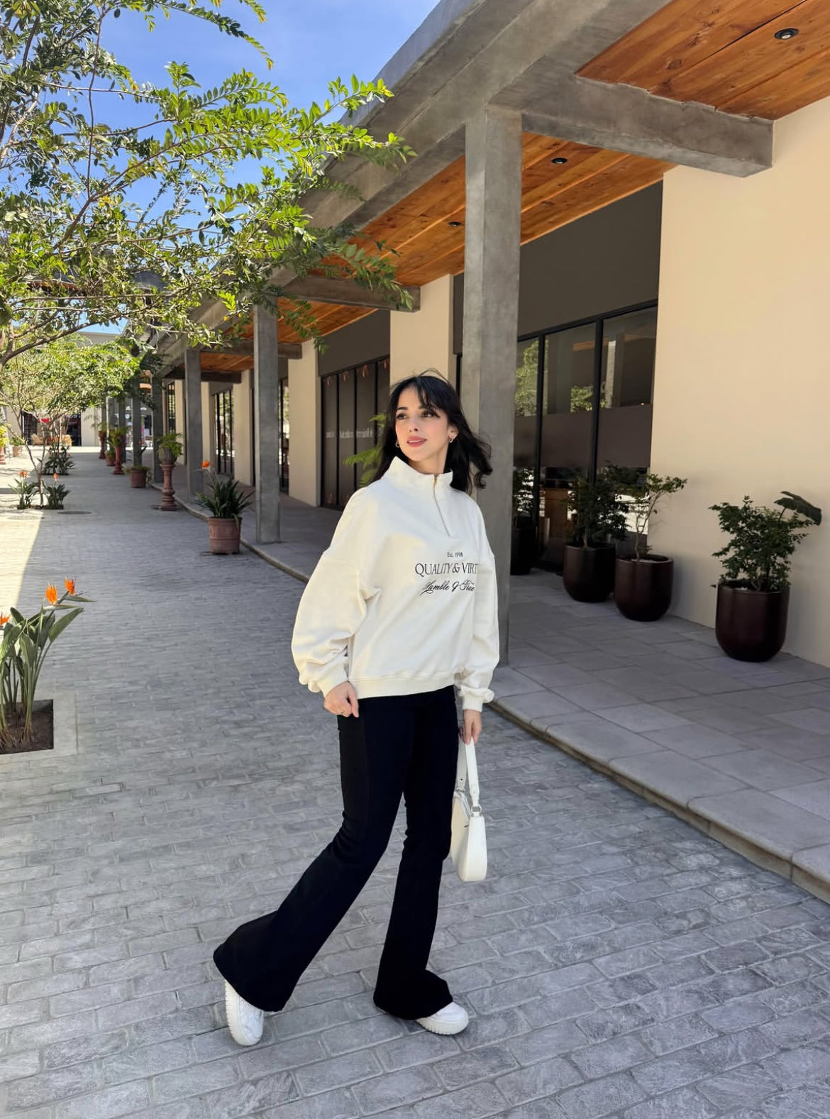 “Cualidad y Virtud”, suéter para dama estilo hoodie, tonalidad crema. Edición especial.