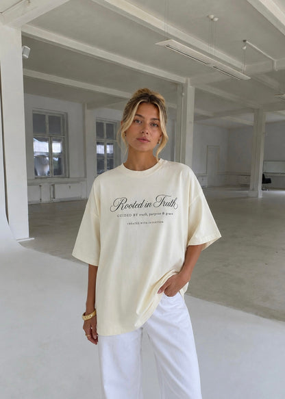 "Rooted in Truth", blusa tipo t-shirt, de edición especial, para dama, diseño oversize, tonalidad crema.