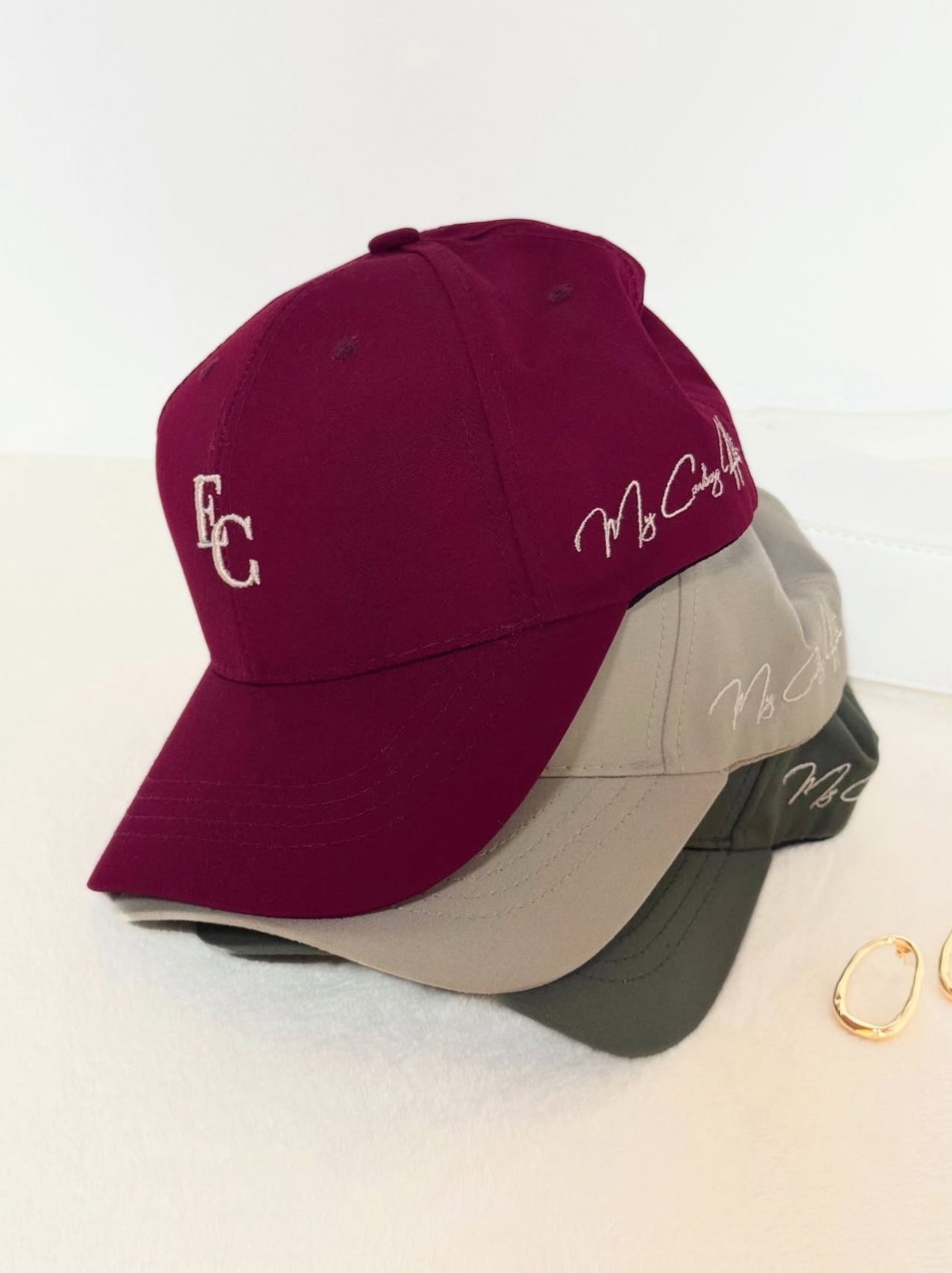 Gorra minimalista, con letras bordadas EC