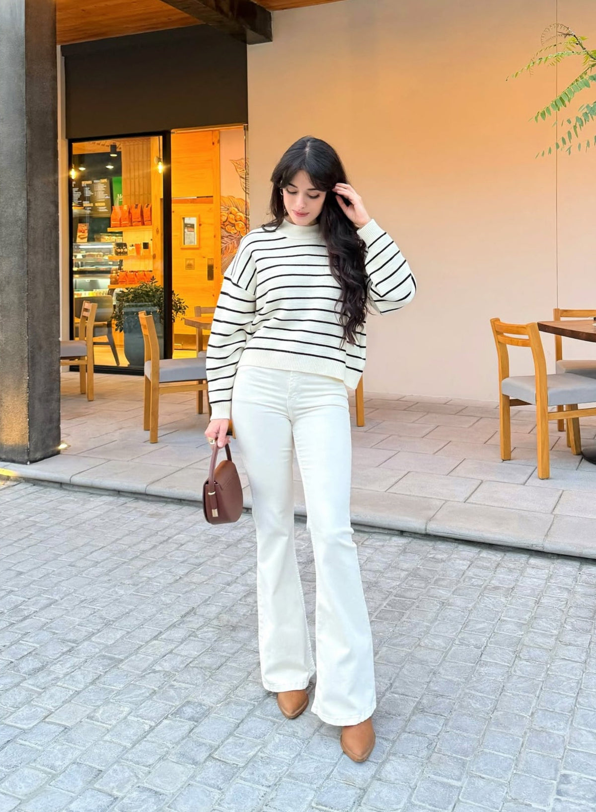 Pantalón estilo campana, de lona estrech, color crema.
