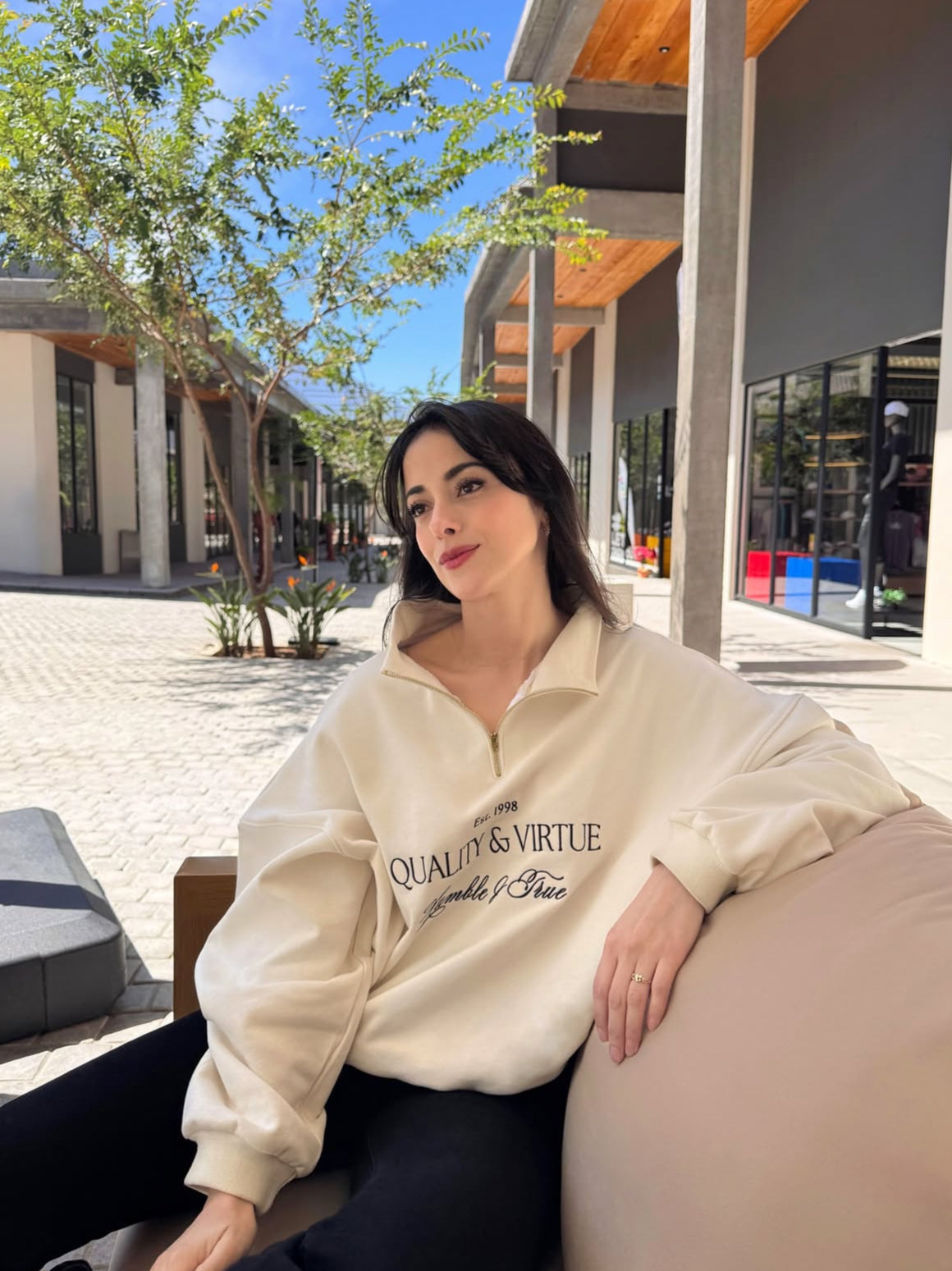 “Cualidad y Virtud”, suéter para dama estilo hoodie, tonalidad crema. Edición especial.