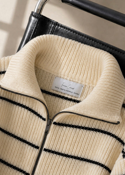 Suéter para dama, diseño especial de medio zipper, tonalidad crema con líneas negras.