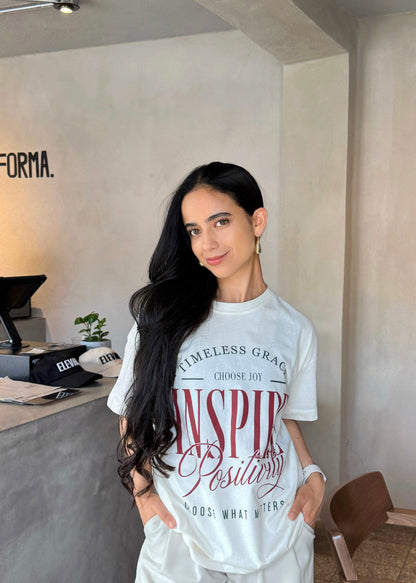 "Inspire Positivity", blusa tipo t-shirt, de edición especial, para dama, diseño oversize, tonalidad crema.