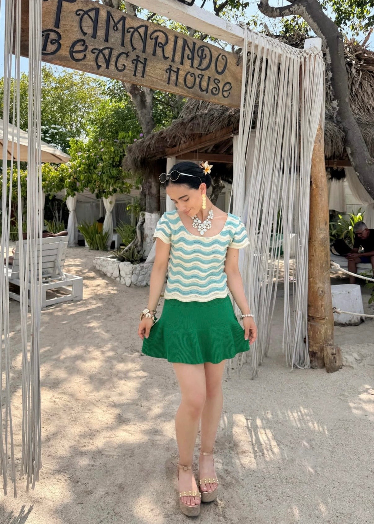 "Celeste Cielo", blusa tejida en tonalidad crema, con detalles asimétricos en celeste claro.