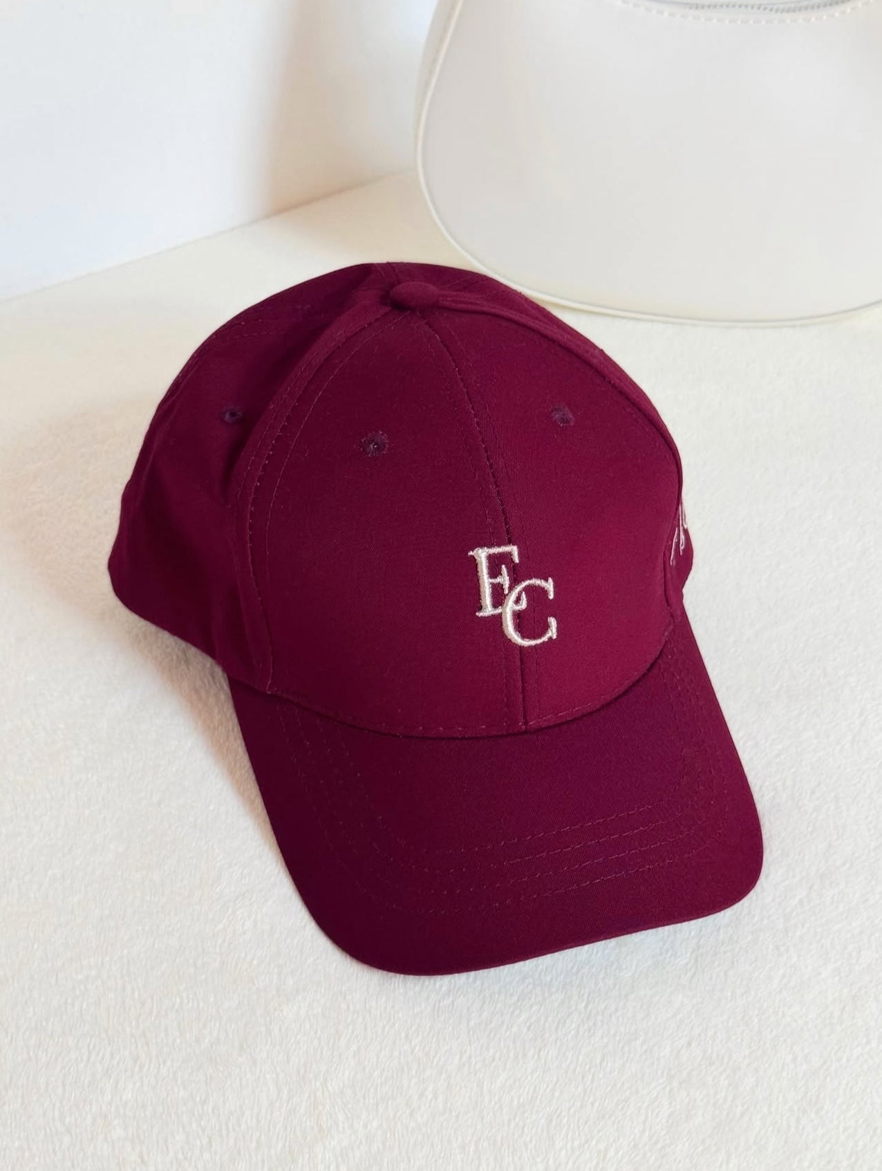 Gorra minimalista, con letras bordadas EC