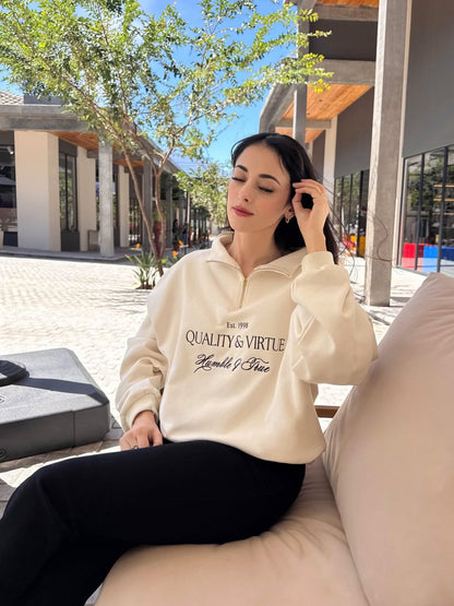 “Cualidad y Virtud”, suéter para dama estilo hoodie, tonalidad crema. Edición especial.
