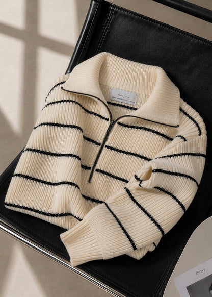 Suéter para dama, diseño especial de medio zipper, tonalidad crema con líneas negras.