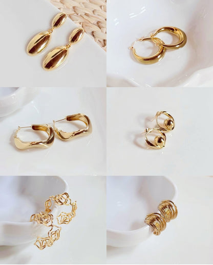 Accesorio tipo aretes, circulares, en tonalidad dorado.