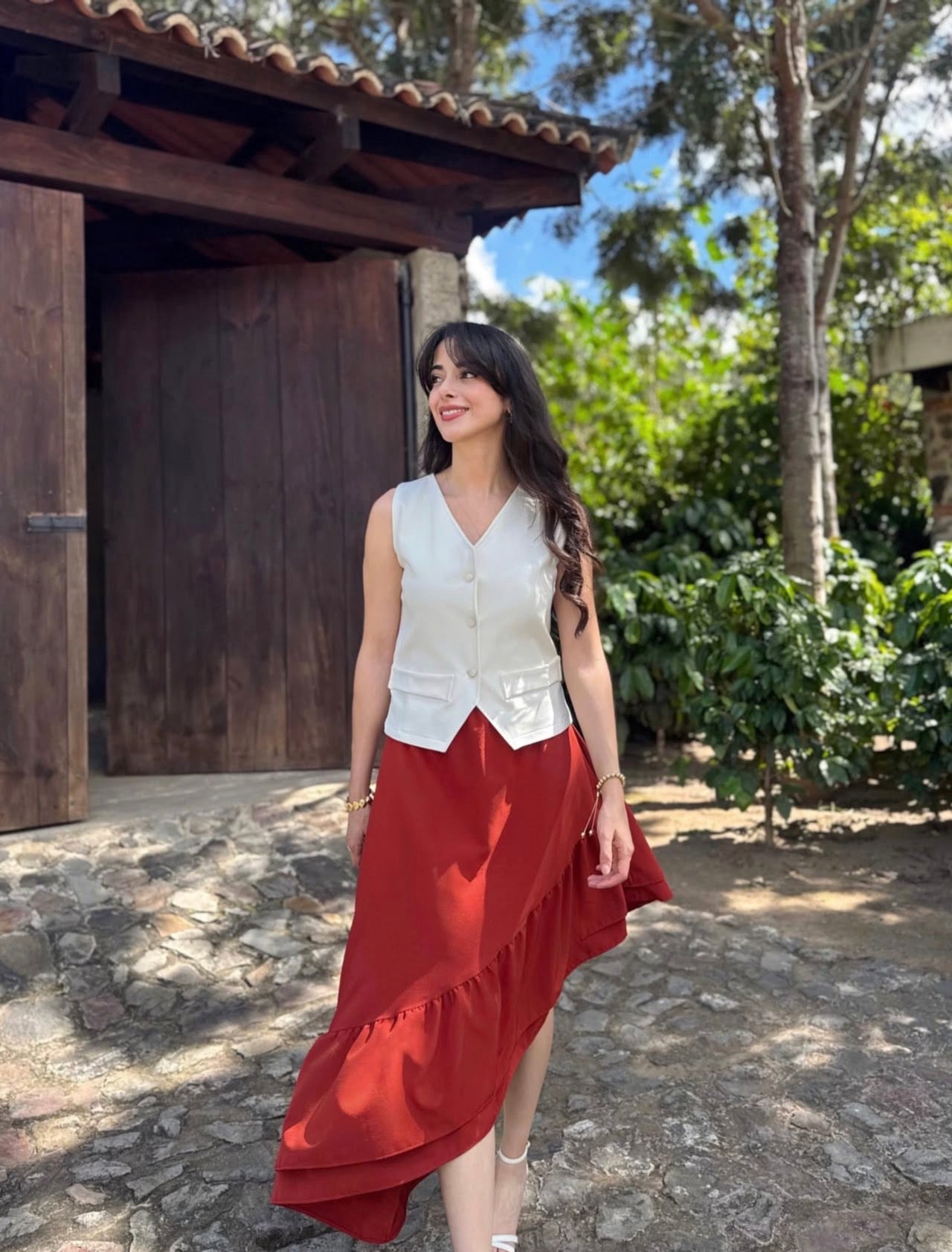 Falda larga, asimétrica, de algodón, color rojo ladrillo.