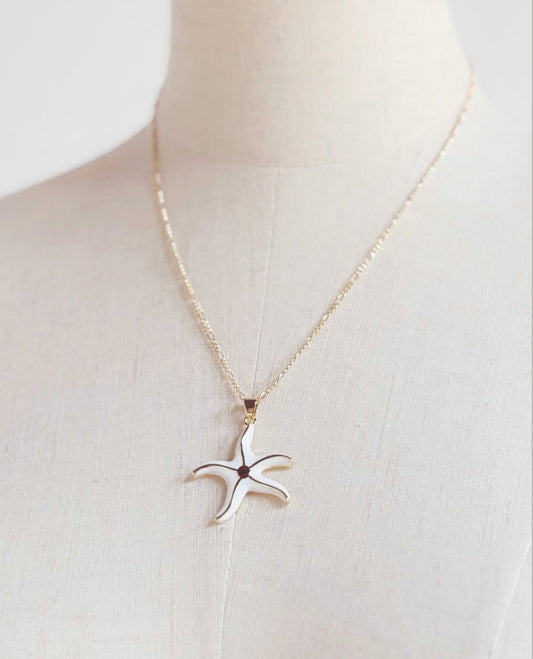 “Su alma tiene vista al mar”, accesorio de Cadenita y Dije.